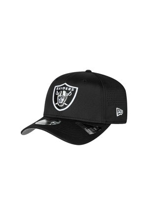 Casquette noire arborant un logo Raiders blanc bien visible à l'avant, en tissu lisse, avec une visière incurvée et des trous d'aération sur les côtés.