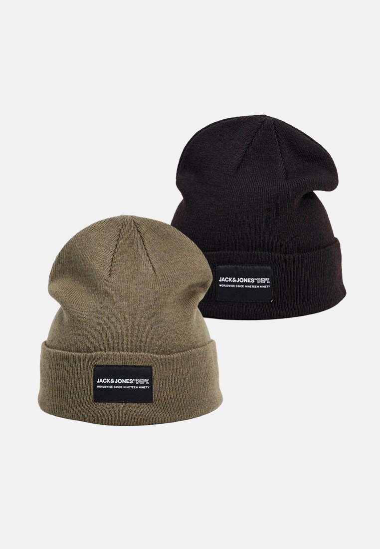 Dwa czapki beanie: jedna oliwkowa i jedna czarna, z prążkowanej dzianiny, z małą czarną łatką z logo z przodu.