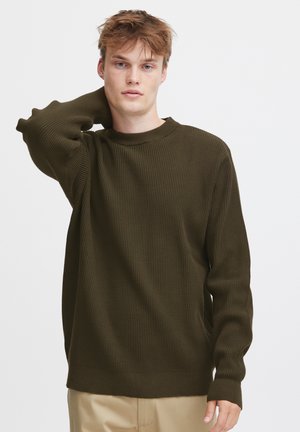 Olivgrüner Strickpullover mit strukturiertem Muster, Rundhalsausschnitt und langen Ärmeln. Gerippte Bündchen und Saum sorgen für einen taillierten Abschluss.