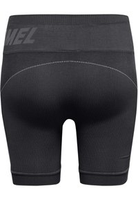 Svarta träningsshorts med ribbat mönster, medellång klippning och bred elastisk midja. Inkluderar kontrasterande sömdetaljer.