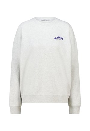 Felpa grigia realizzata in un materiale morbido, caratterizzata da spalle scese, maniche lunghe e dettaglio grafico viola "MATCHA Beach" sul petto.