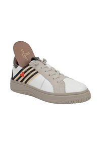 Beige und weiße Sneaker mit schwarzen Streifen und einem roten Herzdetail. Gummisohle, oberes Textilgewebe und Schnürdesign. Abnehmbare Einlegesohle sichtbar.