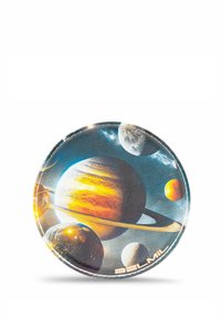 Runder Knopf mit einem Weltraumthema, das Planeten wie Jupiter und Saturn darstellt, in lebendigen Farben und mit glanzvoller Oberfläche. Enthält das "BELMIL"-Logo.