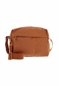 Borsa a spalla marrone realizzata in un tessuto texturizzato e resistente. Presenta una tasca frontale con zip e una tracolla regolabile, con il logo del marchio delicatamente impresso.