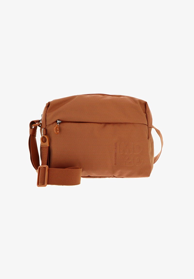 Borsa a spalla marrone realizzata in un tessuto texturizzato e resistente. Presenta una tasca frontale con zip e una tracolla regolabile, con il logo del marchio delicatamente impresso.