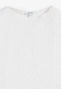 Weißes, strukturiertes Oberteil mit rundem Ausschnitt. Der Stoff weist ein zerknittertes Muster auf, akzentuiert durch ein einfaches Etikett mit "SCALPERS" und der Größe "S".