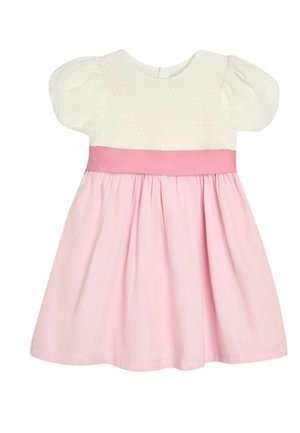 Puff-sleeve jurk met een gesmokt wit lijfje, een roze tailleband en een geplooide roze rok. Gladde stof met subtiele textuur op het lijfje.