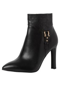 Stivaletto nero alla caviglia in pelle liscia con polsino nero testurizzato, punta appuntita e fibbia con accento dorato sul lato. Tacco a spillo alto.