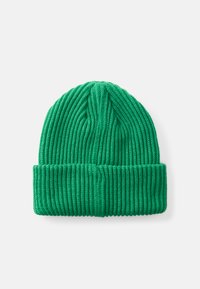 Beanie verde lavorato a maglia con texture a coste e risvolto. Realizzato in materiale morbido, presenta righe verticali per un tocco di dettaglio in più.
