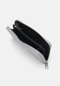 Calvin Klein Jeans SCULPTED ZIP AROUND MONO - Peňaženka - quarry
