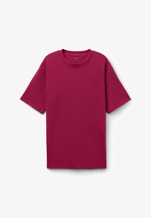 Jednobarevné tmavě růžové tričko s krátkým rukávem a kulatým výstřihem, zobrazené na rovném bílém pozadí.