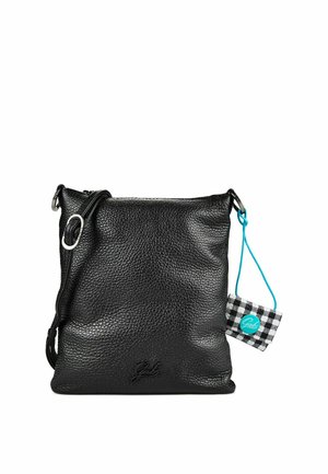 Borsa a tracolla in pelle nera strutturata con tracolla regolabile e piccola targhetta a quadretti attaccata con un filo blu.