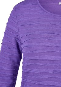 Lila Langarmoberteil mit strukturiertem Design und horizontalen Rillen sowie Rundhalsausschnitt, aus einem weichen Stoff gefertigt. Keine sichtbaren Beschläge.