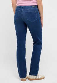 Donkerblauwe denim jeans met een rechte pasvorm, voorzien van een taillebandlabel en twee achterzakken met stikdetails.