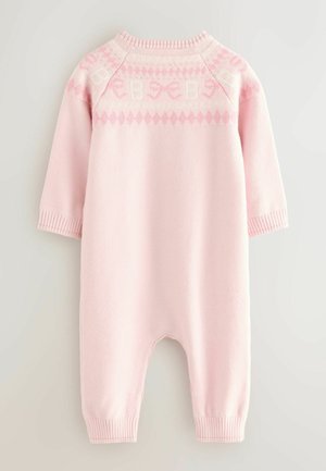Vaaleanpunainen pitkähihainen neulebabyhaalari, jossa on ribbireunat ja kaulus. Haalari on koristeltu vaaleanpunaisilla ja valkoisilla geometrisilla sekä nauha-kuvioilla.