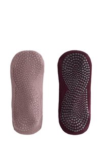 Två halkfria strumpor, en ljus lila och en mörk burgundyröd, med strukturerade gummigreppmönster på sulorna för bättre grepp.