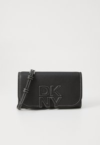 Clutch din piele neagră cu logo-ul embosat "DKNY" în cusătură contrastantă. Dispune de o curea detașabilă și un sistem de închidere cu clapă structurat.