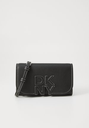 Svart skinnkuvert med preget "DKNY"-logo med kontrastsying. Har en avtakbar stropp og en strukturert klaffelukking.
