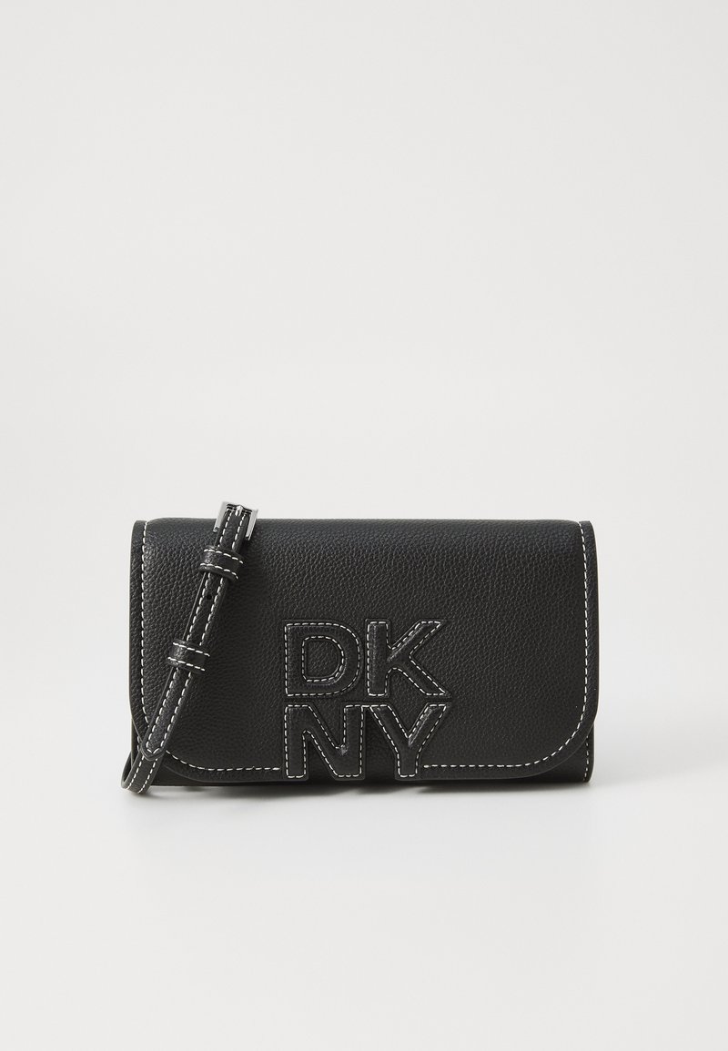Clutch din piele neagră cu logo-ul embosat "DKNY" în cusătură contrastantă. Dispune de o curea detașabilă și un sistem de închidere cu clapă structurat.