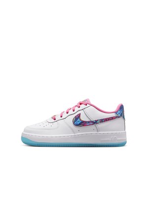 Weiße Nike Air Force 1 Sneakers mit bunten Musterakzenten, pinken Schnürsenkeln und einer hellblauen durchsichtigen Sohle.