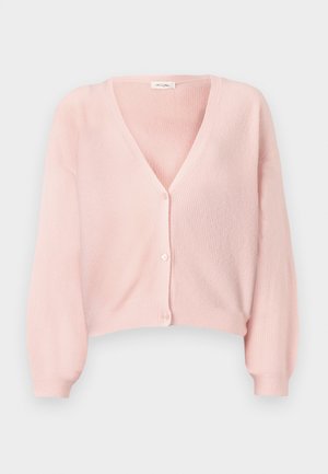 Helles pinkfarbene, gerippte Strickjacke mit V-Ausschnitt, langen Ärmeln und fünf Knöpfen auf der Vorderseite; weiche Textur und verkürztes Design.