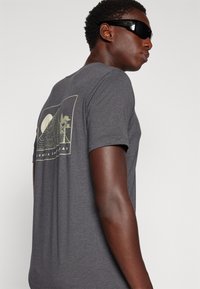 Columbia KWICK HIKE™ BACK GRAPHIC SS TEE - Sporta krekli - black heather