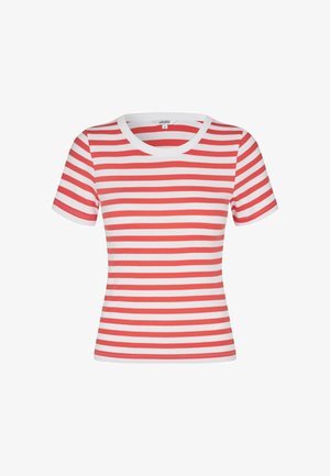 Korte mouw nauwsluitend T-shirt met horizontale witte en koraalrode strepen en een ronde halslijn.