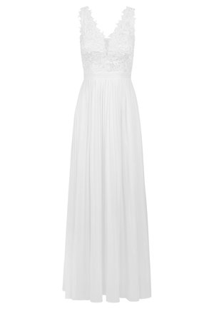 Witte jurk met een diepe V-halslijn en een bloempatronen kant bovenstuk, vloeiende geplooide rok en dunne bandjes. De stof lijkt lichtgewicht en soepel.