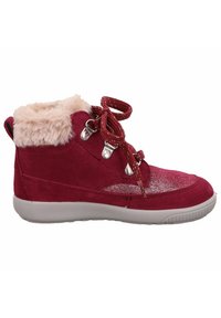 Rote Wildleder-Ankle-Boots mit pelzartigem Kragen, silbernem Schimmerdetail an der Seite, Stoffsenkeln und Gummisohle.