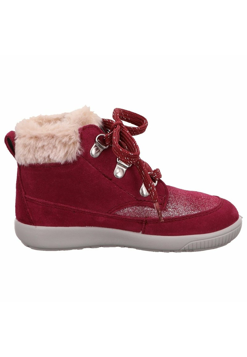 Rote Wildleder-Ankle-Boots mit pelzartigem Kragen, silbernem Schimmerdetail an der Seite, Stoffsenkeln und Gummisohle.