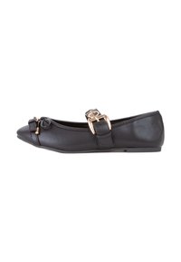 Scarpa piatta nera con punta affusolata, fiocco decorativo e ampia fibbia dorata sulla parte superiore, su uno sfondo bianco.