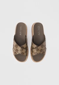 Sandale maro DKNY cu bretele din material textil încrucișate, cu un model cu logo. Talpă cu perniță, vârf rotunjit deschis și talpă texturată.