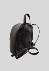 Zaino in pelle nera con forma arrotondata, zip dorate, manici doppi e spallacci regolabili. Presenta una delicata dettagliatura perforata sul lato.