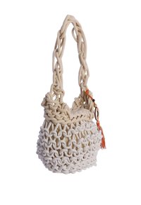 Bolso de cuerda color beige claro con un diseño tejido, forma redondeada y una correa trenzada. Presenta un fleco naranja y detalles de madera.