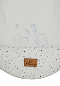 Baumwollstoff mit hellblauen Dinosaurier- und Triceratops-Motiven auf weißem Hintergrund, ergänzt durch ein gepunktetes blaues und marineblaues Muster.