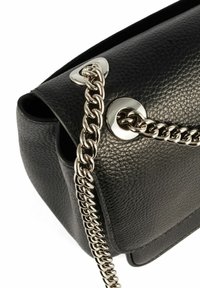 Czarna skórzana torebka o teksturowanym wykończeniu, z srebrnym łańcuszkiem i metalowymi akcentami. Kompaktowy prostokątny kształt z klapką.