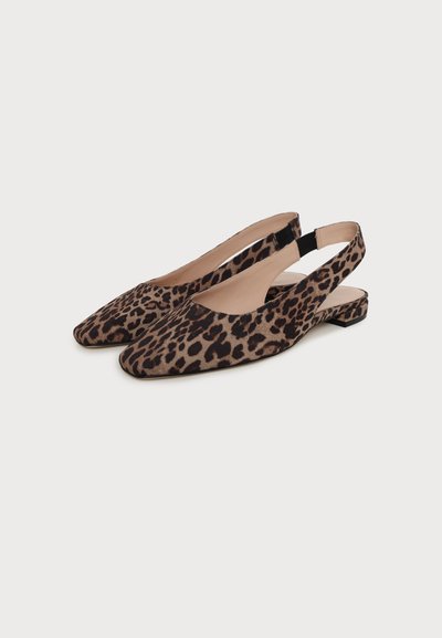Paire de chaussures plates slingback avec motif léopard marron et noir, bouts pointus et petits talons, présentée sur fond blanc.