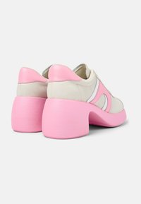 Bílé kožené boty s růžovými akcenty a silným podpatkem. Mají hladkou texturu a boční design v kontrastních barvách.