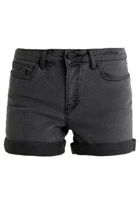 Svarta denimshorts med klassisk passform, med uppvikt kant, framfickor och knappgylf. Tyget har en slät yta.