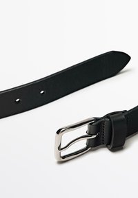 Schwarzer Leder-Gürtel mit silberner Metallschließe und zwei Einstelllöchern auf weißem Hintergrund.