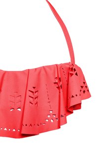 Top de bikini corais com babados, padrões geométricos recortados, alças ajustáveis e textura suave, feito de tecido leve.