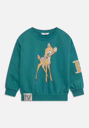 Sweat-shirt bleu sarcelle avec une illustration d'un faon en orange. Poignets et ourlet côtelés ; comporte une étiquette avec un logo de faon. Accent « B » scintillant sur la manche.