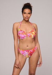 Kolorowy dwuczęściowy bikini z kwiatowym wzorem w odcieniach różu, pomarańczy i zieleni. Górna część ma regulowane ramiączka i skręcony przód.