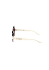 Gafas de sol marrones y crema con montura cuadrada, con acentos dorados en el logo y brazos de las patillas texturizados. Las lentes son oscuras, proporcionando protección UV.