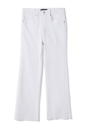 Jeans bianchi a vita alta con chiusura con bottone e cerniera, tasche anteriori e posteriori, e bordi sfilacciati.