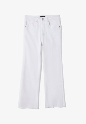 Jeans bianchi a vita alta con chiusura con bottone e cerniera, tasche anteriori e posteriori, e bordi sfilacciati.