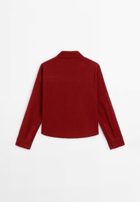 Chemise rouge à boutons avec un tissu texturé, manches longues, col et poignets à boutons ; conçue sans aucune marque ni motif visible.