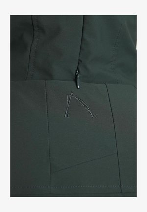 Veste en tissu technique vert foncé avec une poche zippée et un logo brodé dans une teinte plus claire sur le devant.