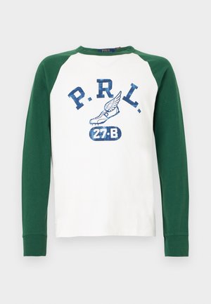 Camiseta raglán de manga larga con mangas verdes y cuerpo blanco, texto azul "P.R.L.", gráfico de zapato con alas para correr y "27·B" en el frente.