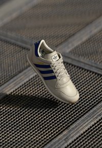 adidas Originals GALAXY OG UNISEX - Športni copati - alumina/dark blue/beige